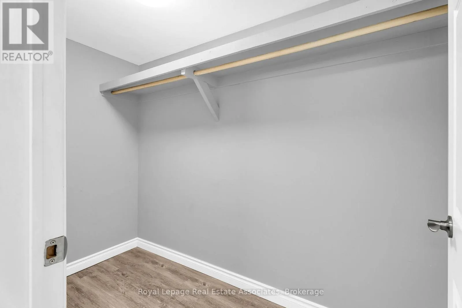 21 BAIRSTOW CRESCENT