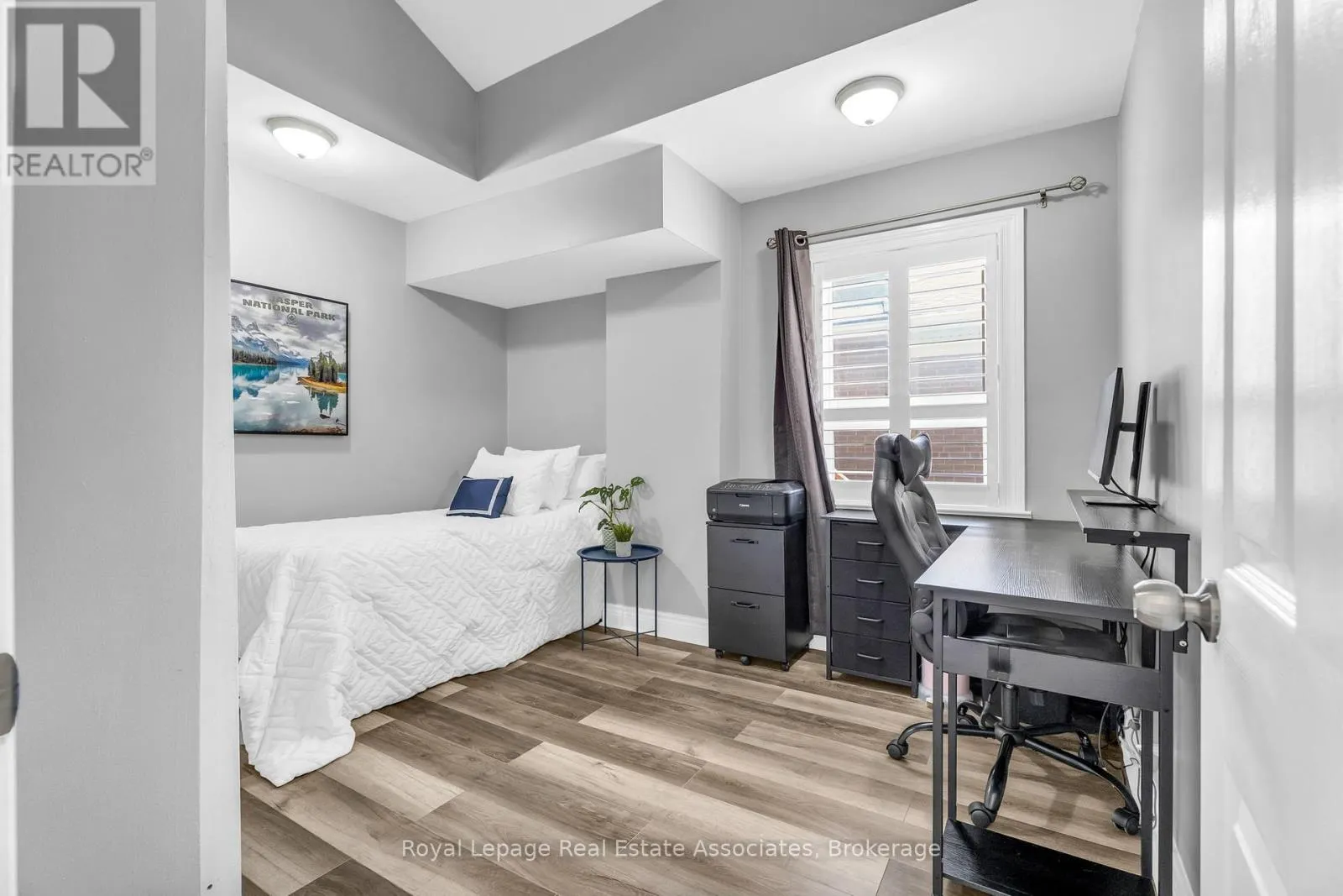 21 BAIRSTOW CRESCENT