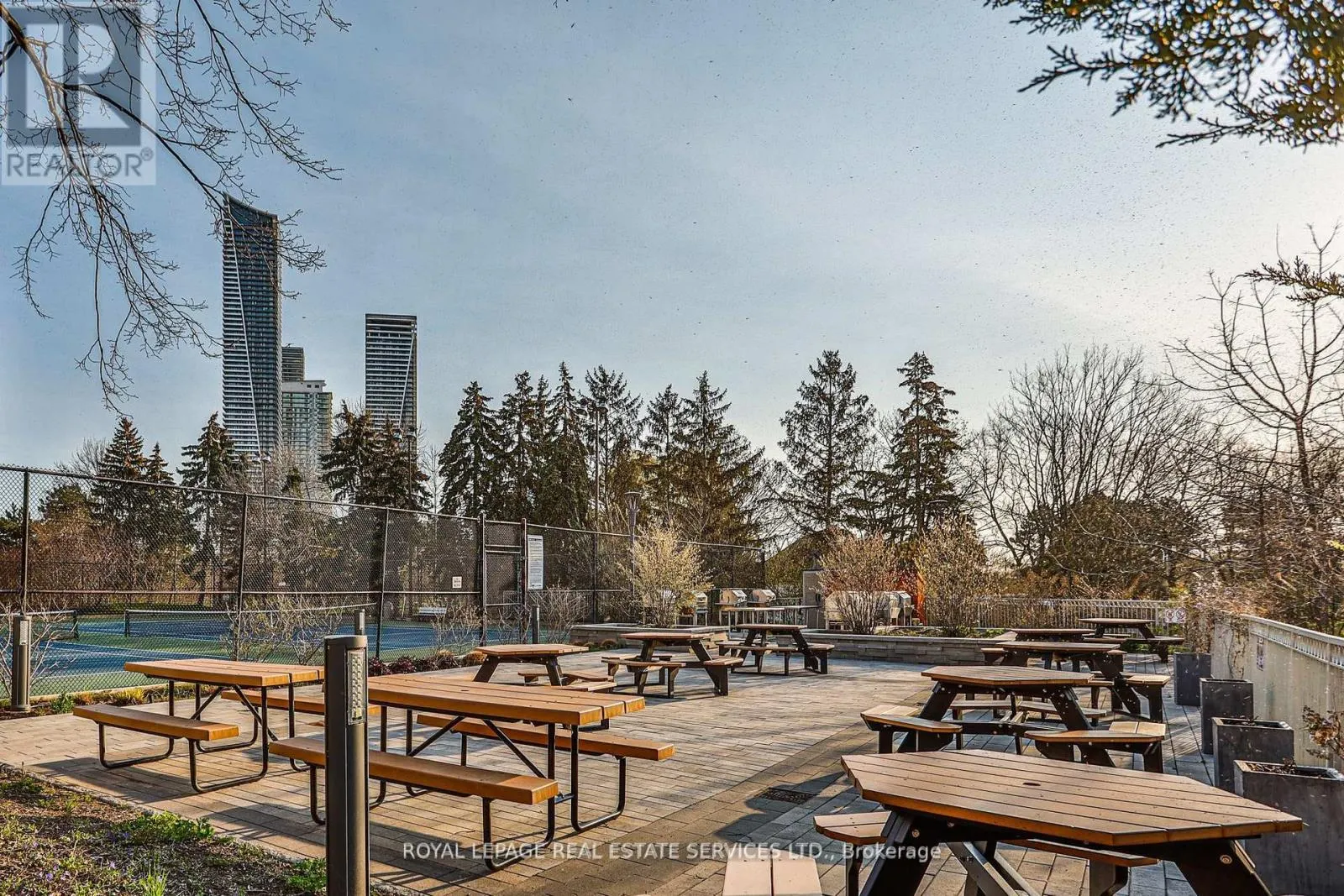 216 - 2267 LAKESHORE BOULEVARD W