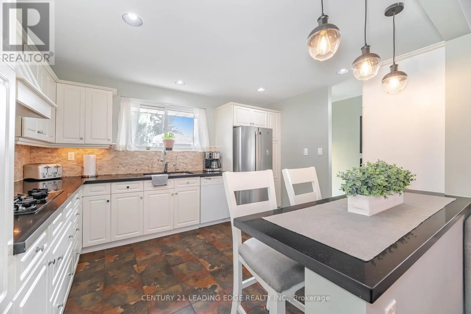 586 CURZON AVENUE