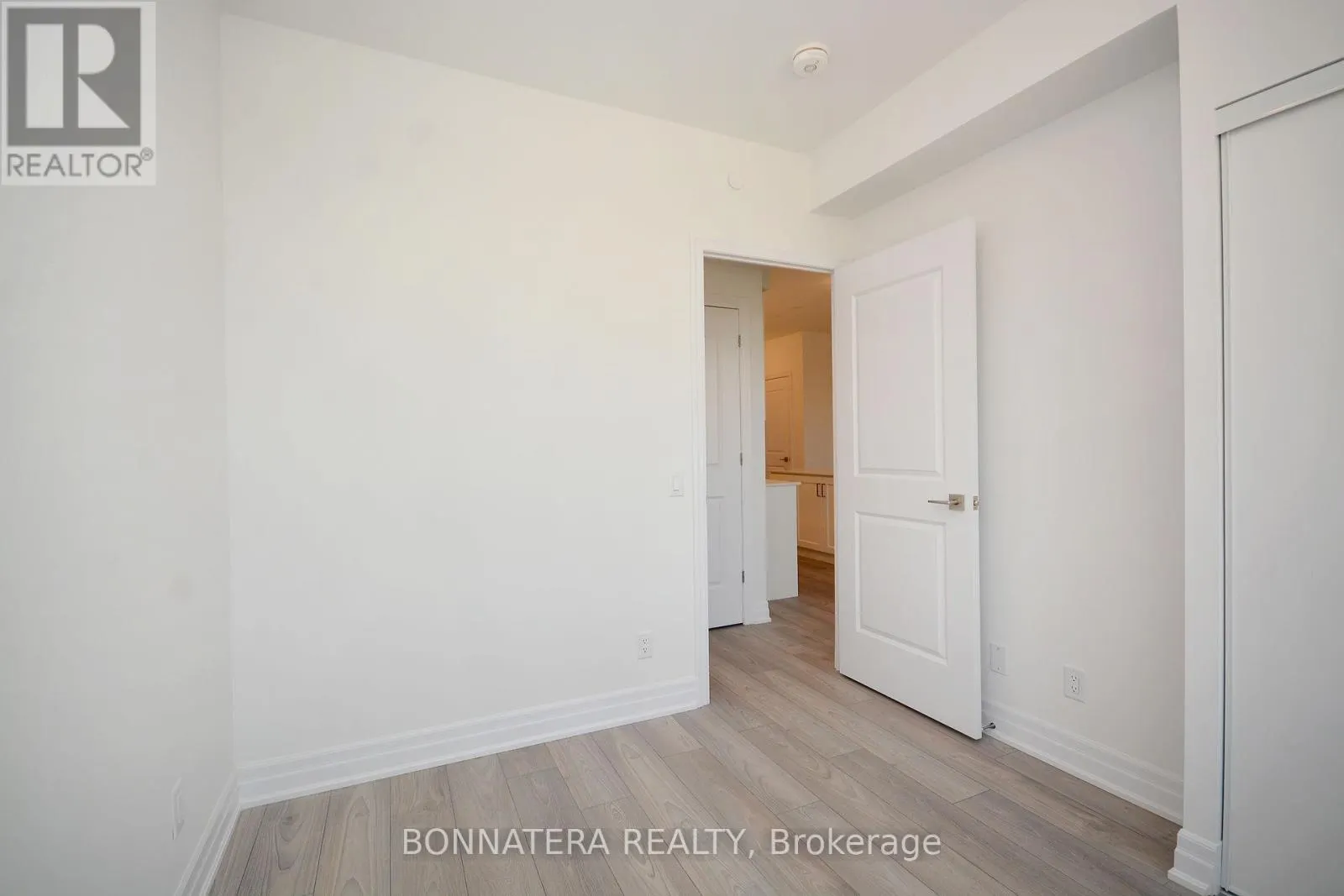 809 - 36 ELM DRIVE W