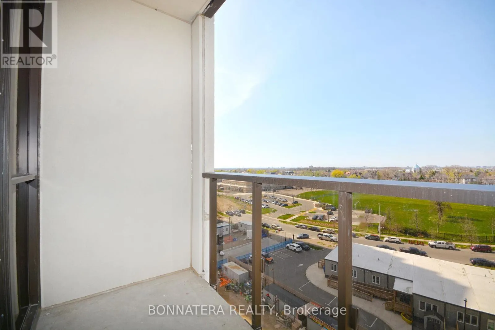 809 - 36 ELM DRIVE W