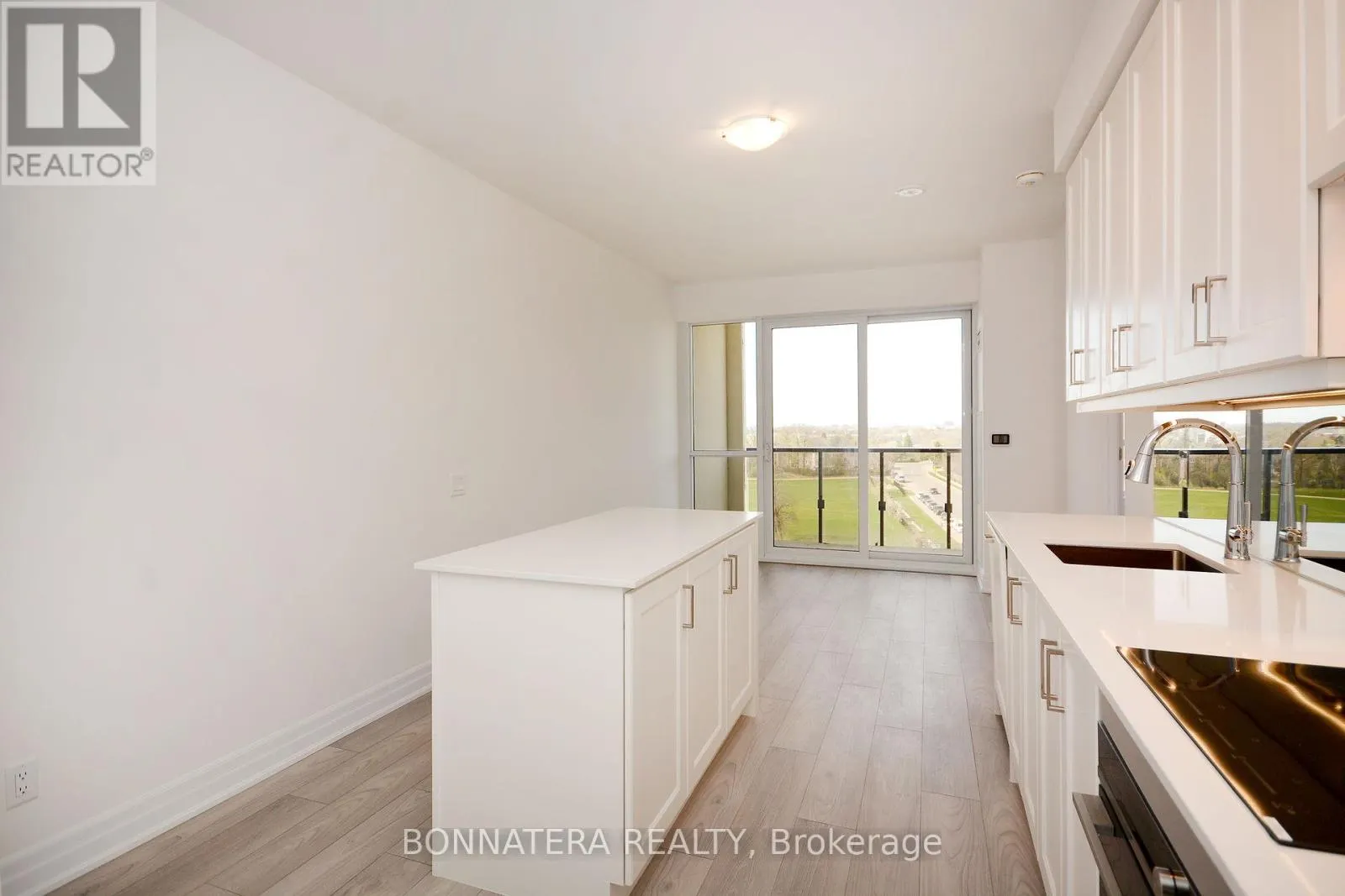 809 - 36 ELM DRIVE W