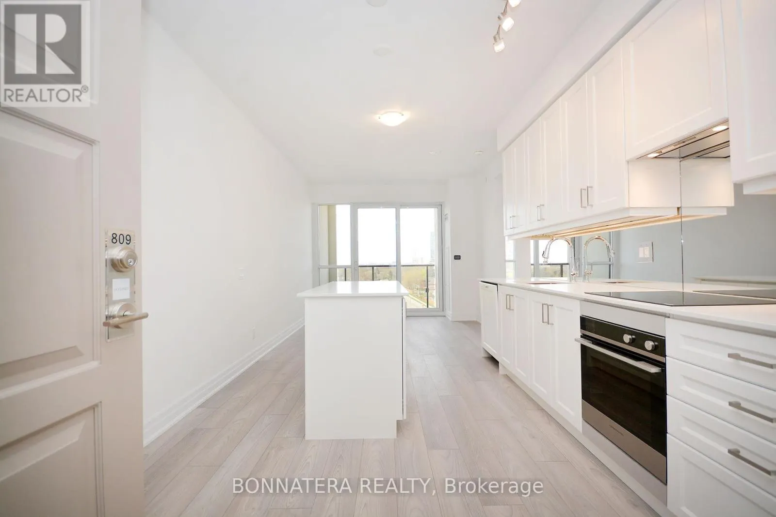 809 - 36 ELM DRIVE W