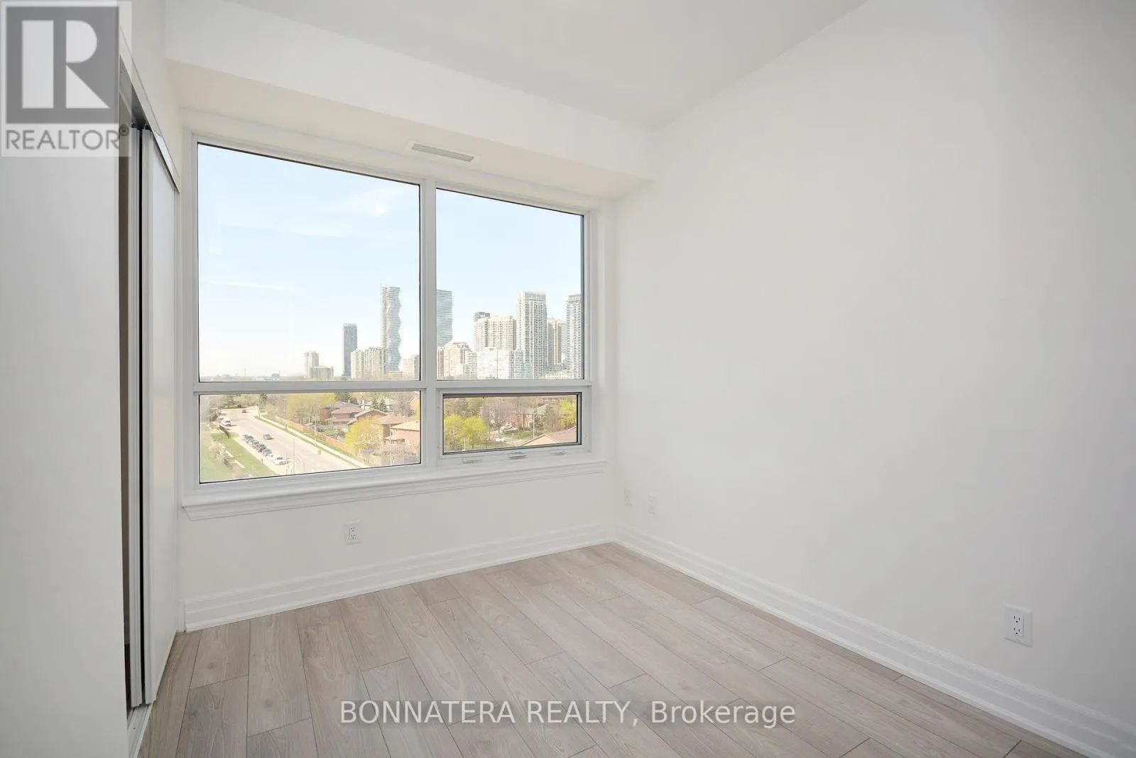 809 - 36 ELM DRIVE W