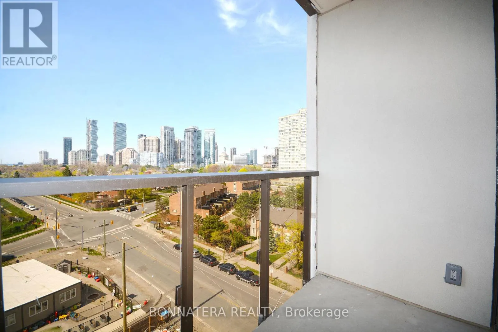 809 - 36 ELM DRIVE W
