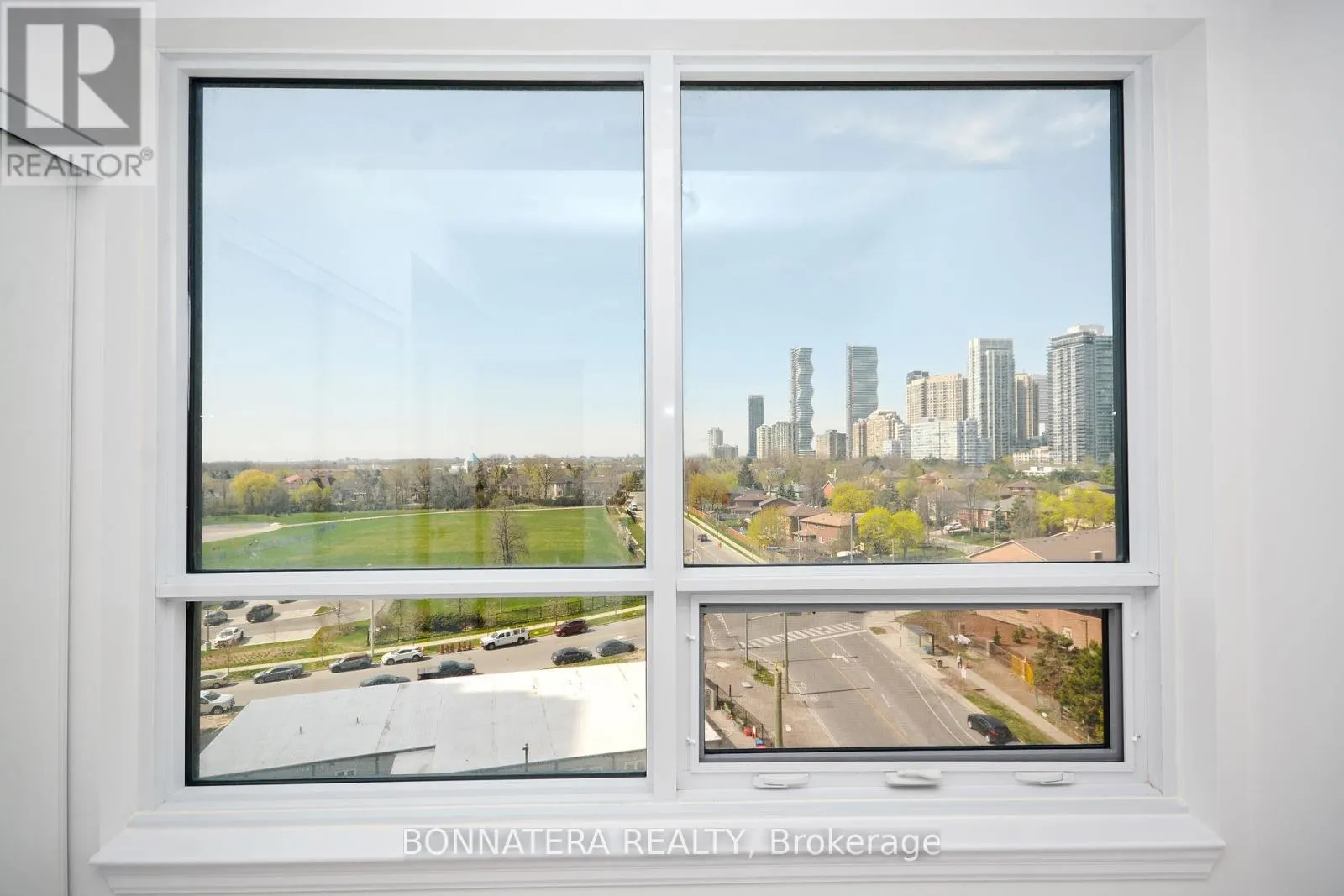 809 - 36 ELM DRIVE W