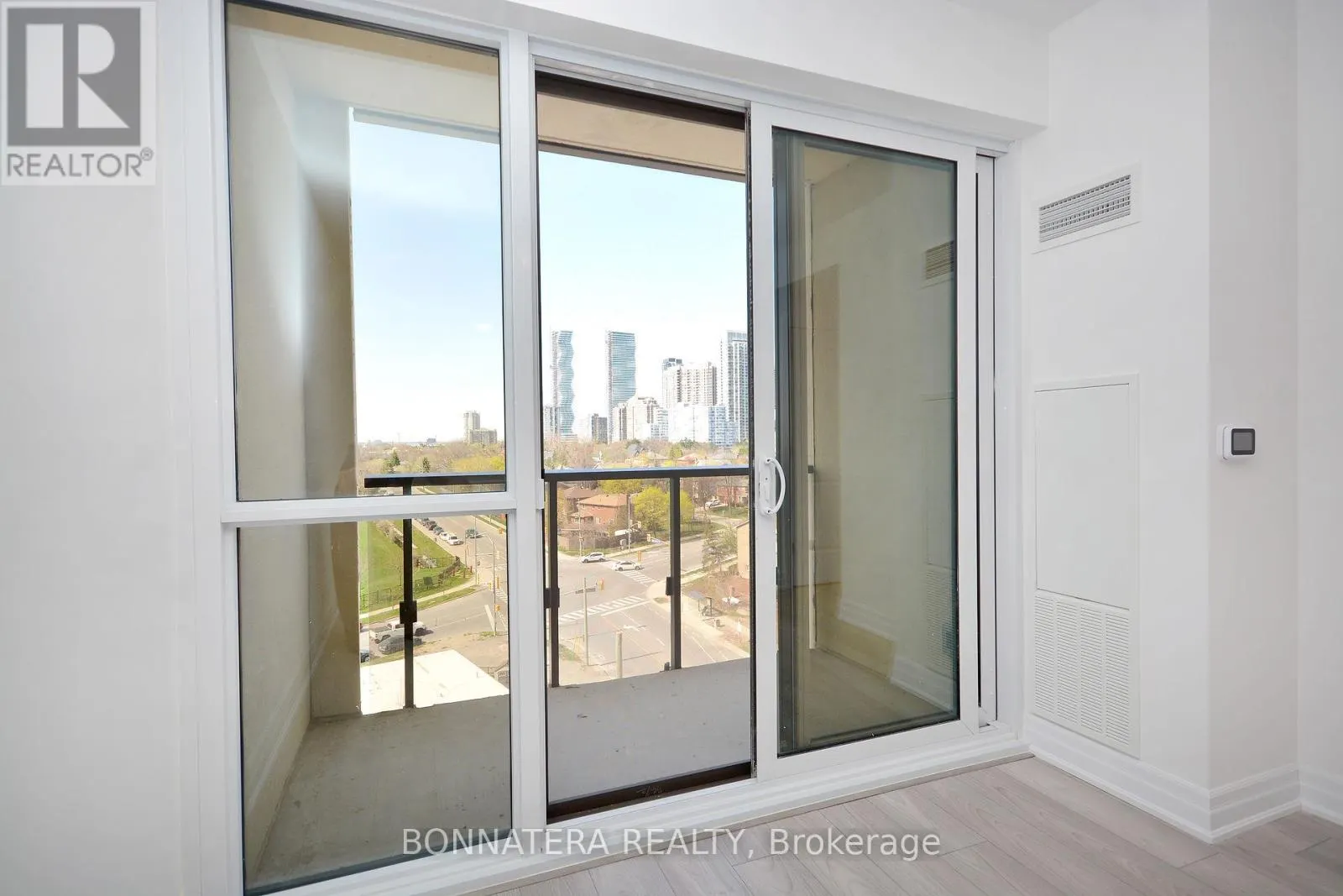 809 - 36 ELM DRIVE W