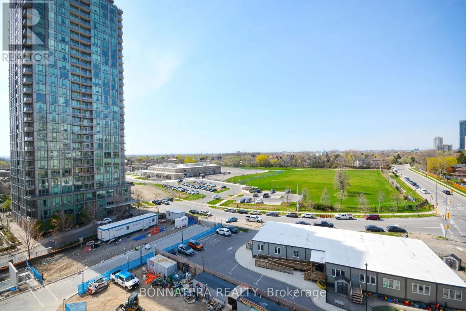 809 - 36 ELM DRIVE W