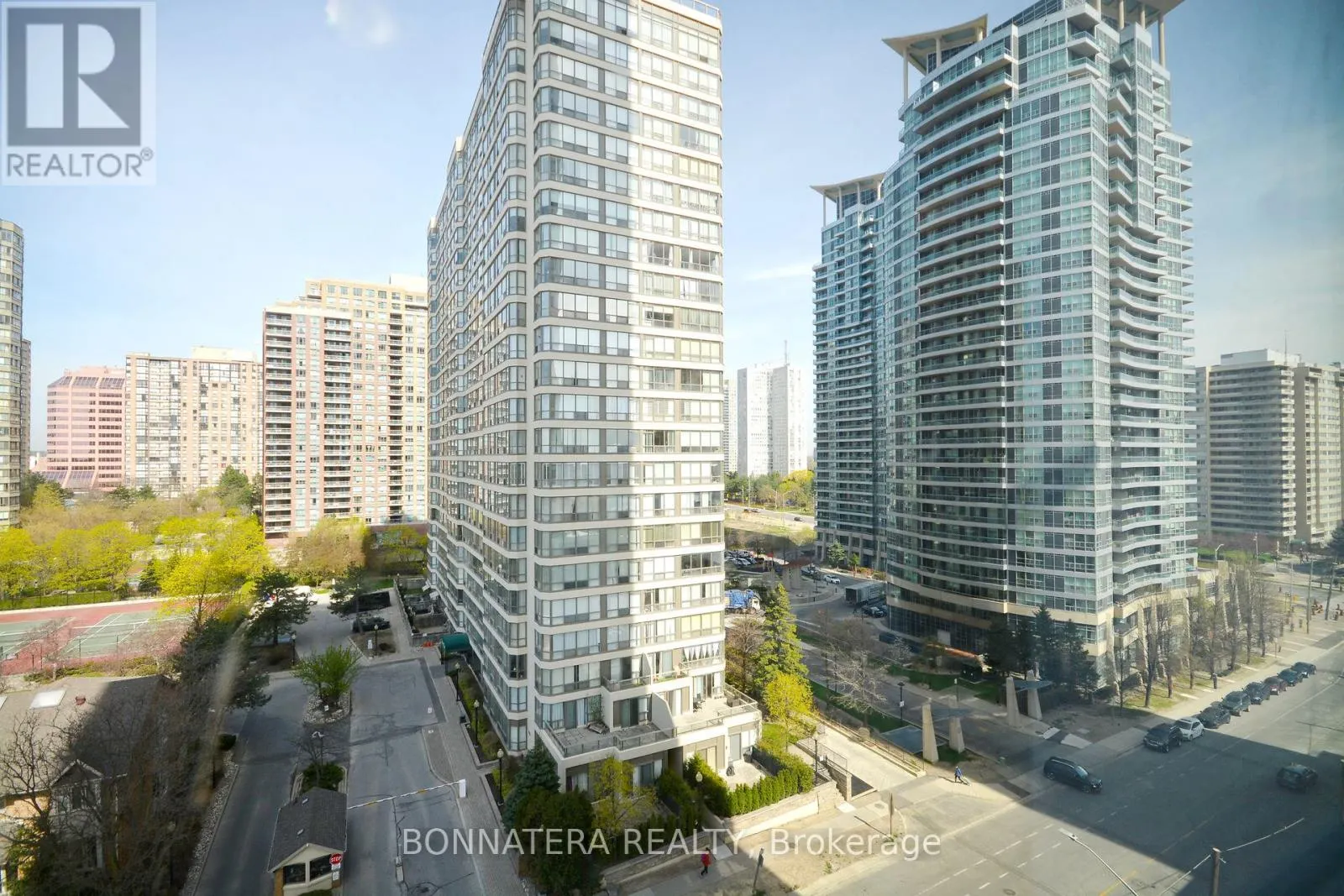 809 - 36 ELM DRIVE W