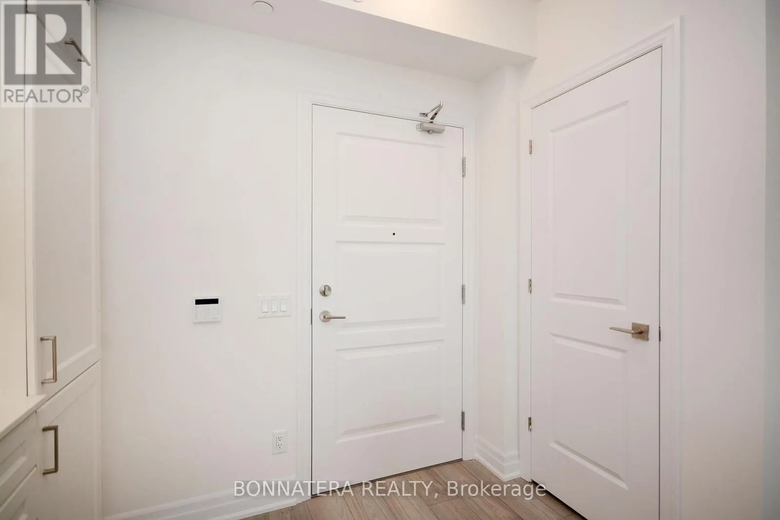 809 - 36 ELM DRIVE W