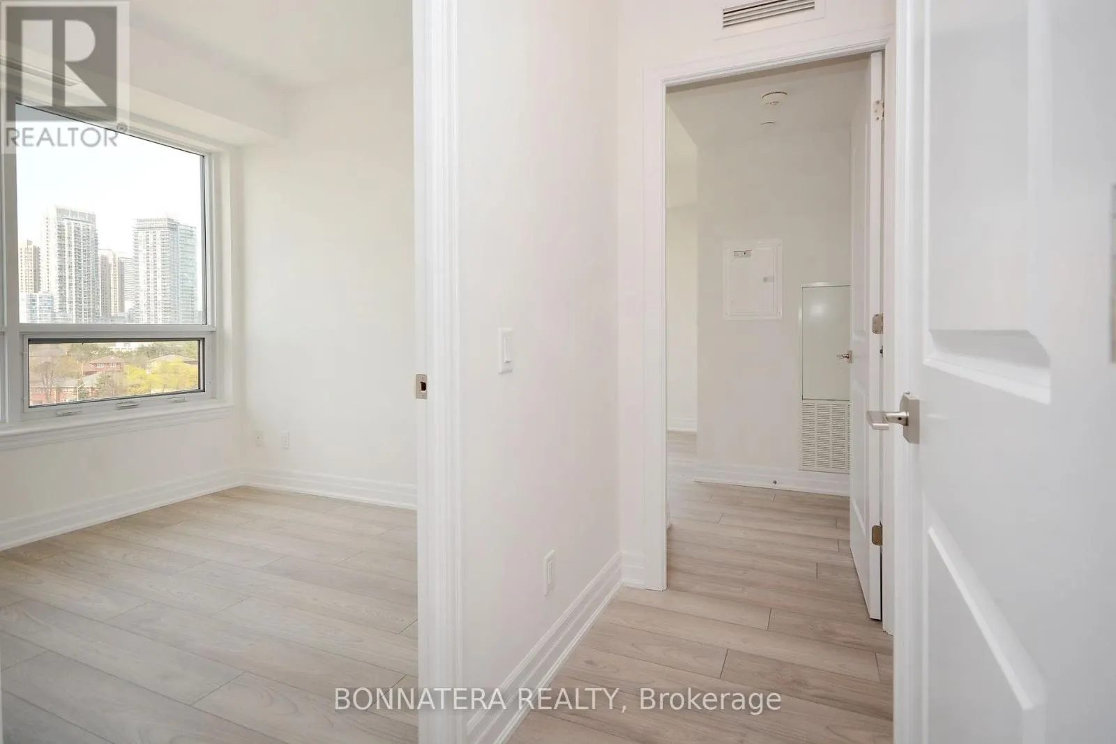 809 - 36 ELM DRIVE W