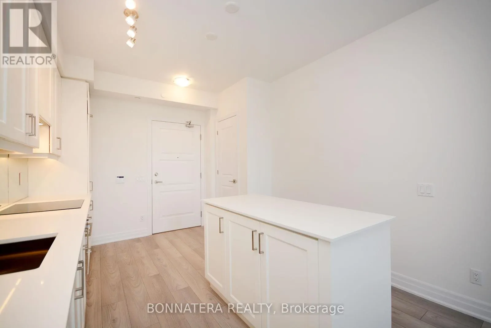 809 - 36 ELM DRIVE W