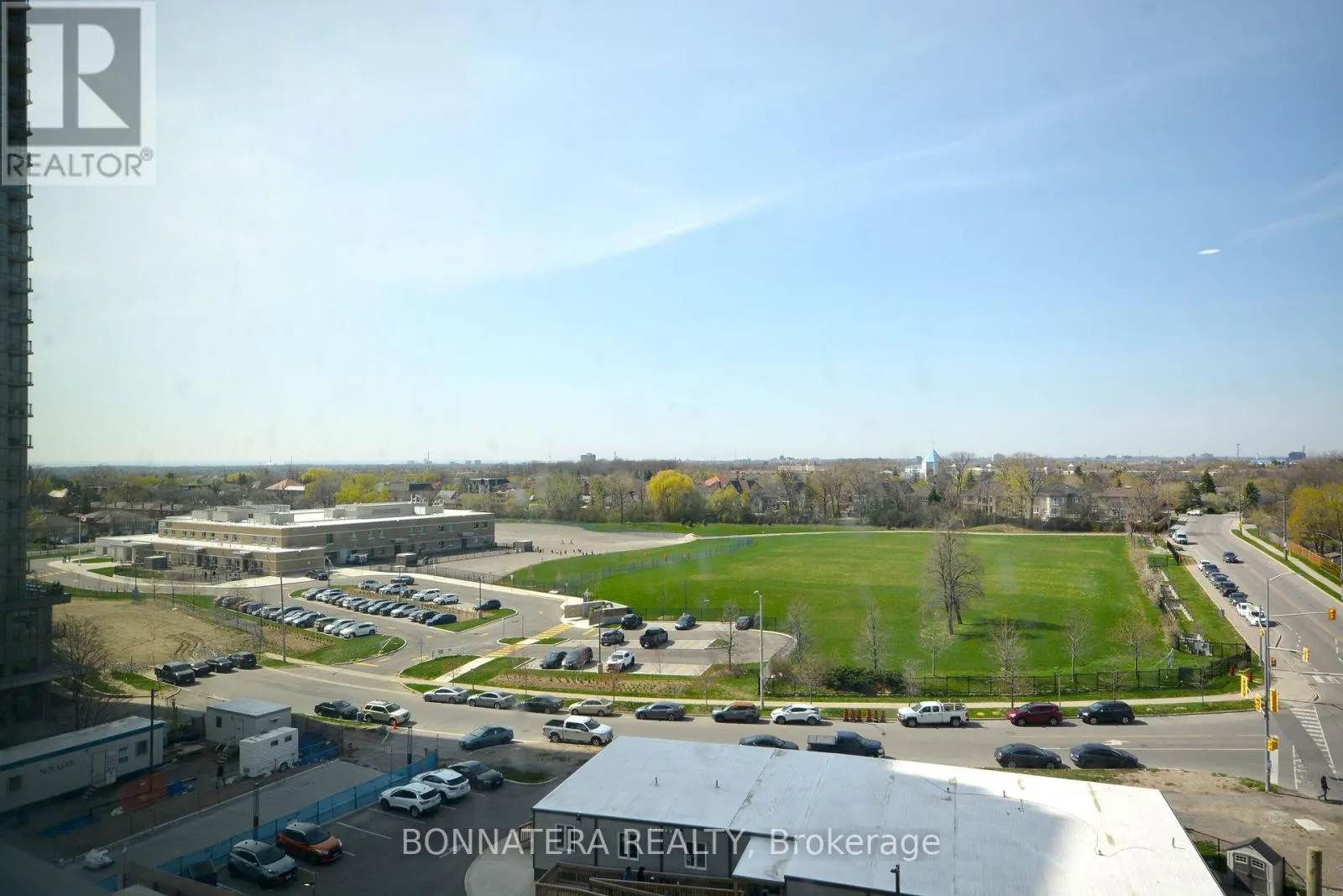 809 - 36 ELM DRIVE W