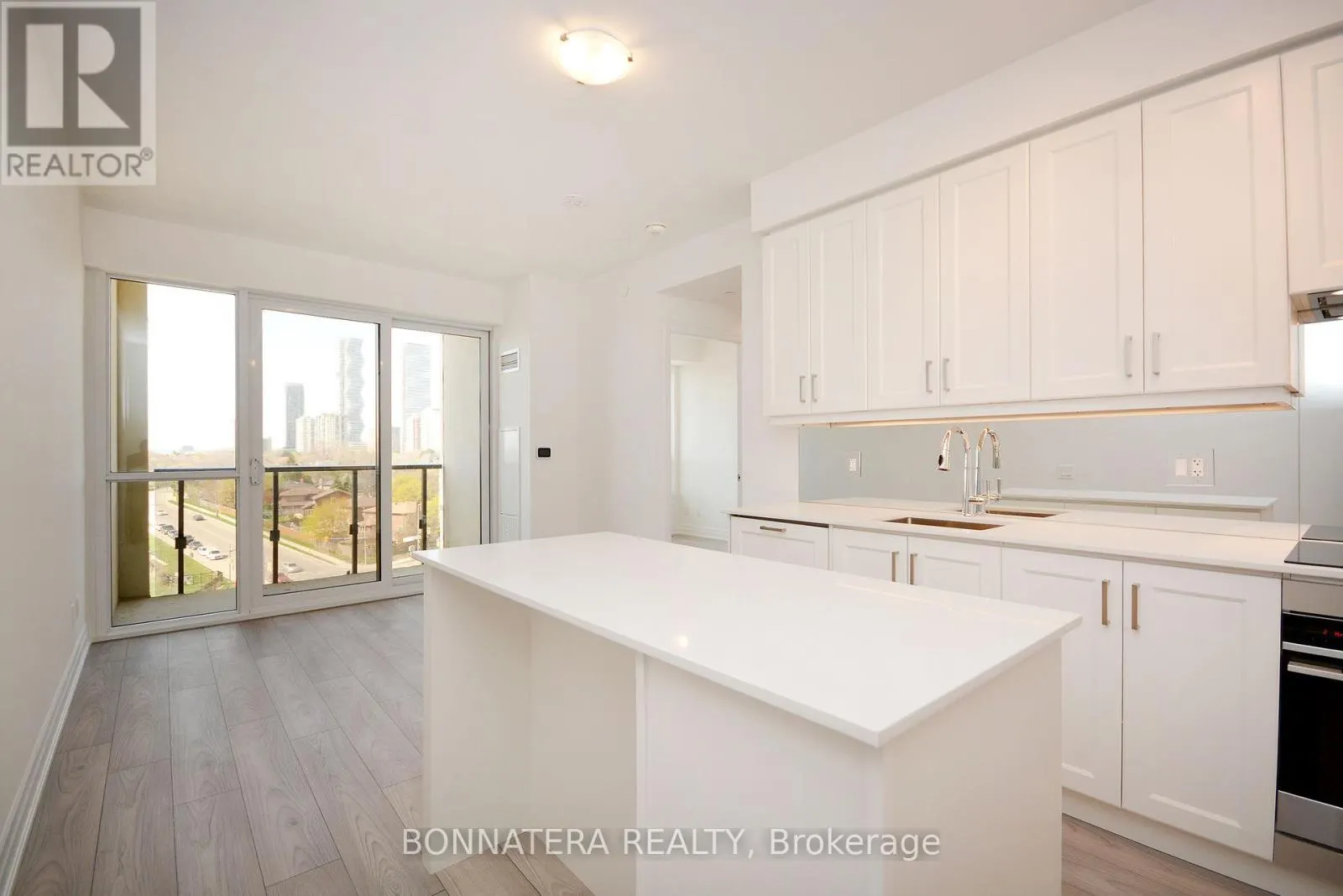 809 - 36 ELM DRIVE W
