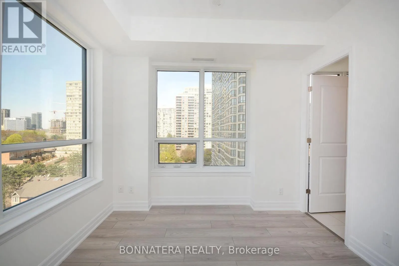 809 - 36 ELM DRIVE W