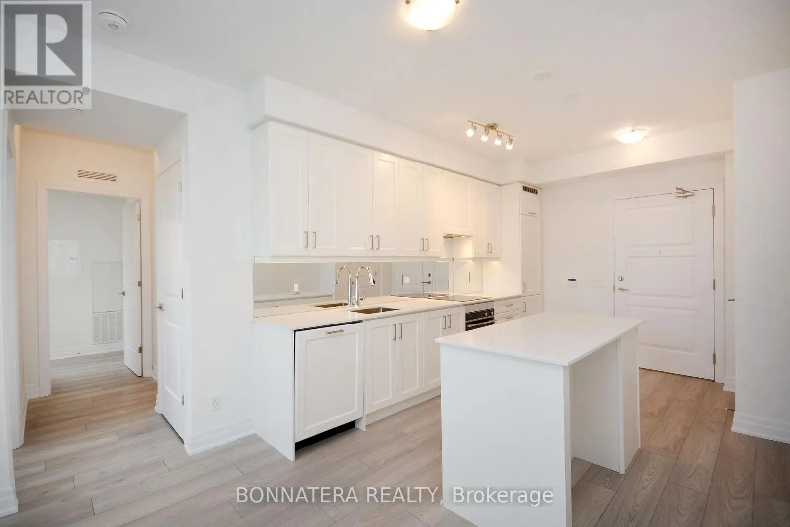 809 - 36 ELM DRIVE W