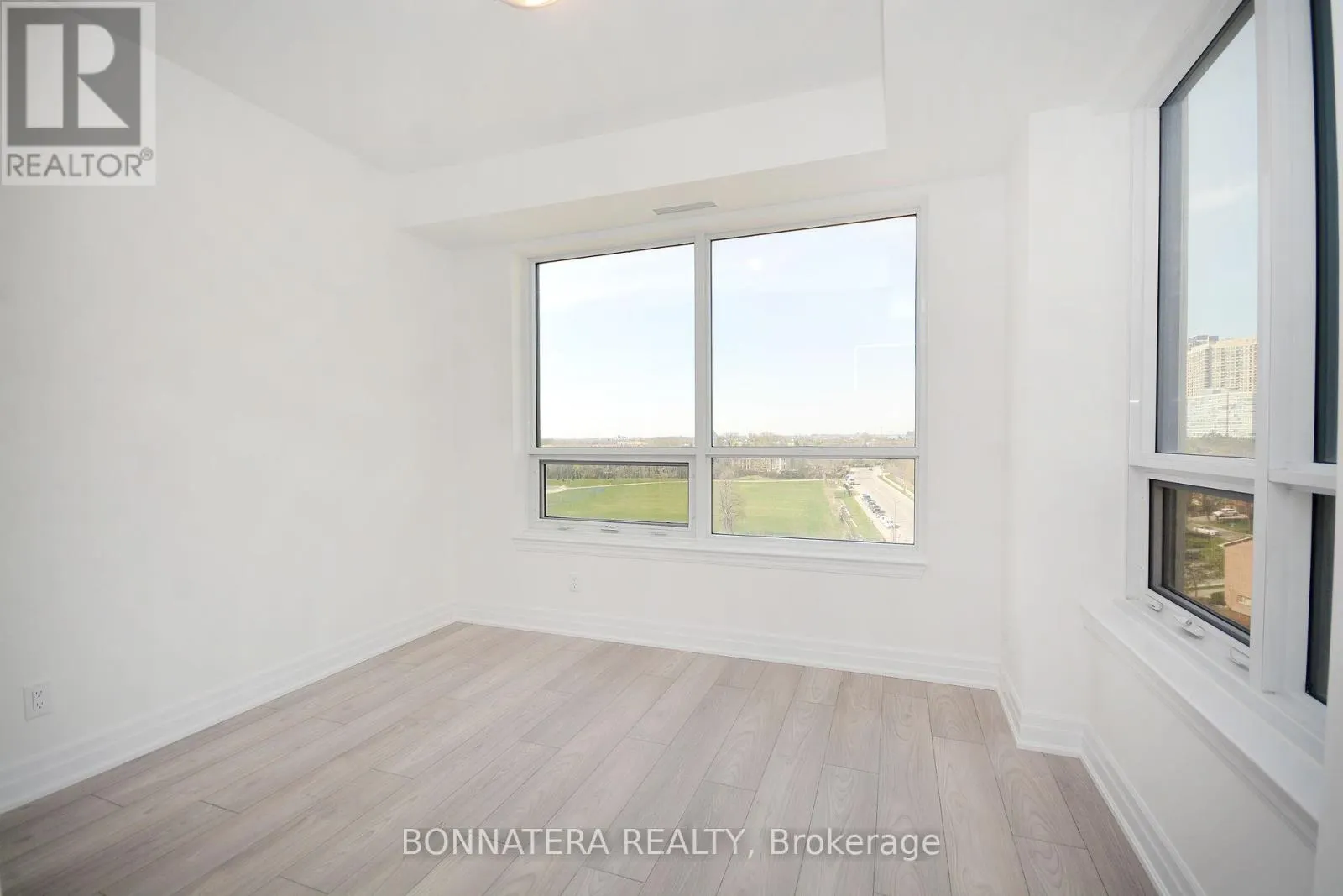 809 - 36 ELM DRIVE W
