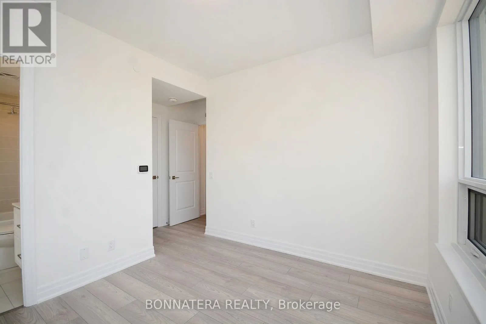 809 - 36 ELM DRIVE W