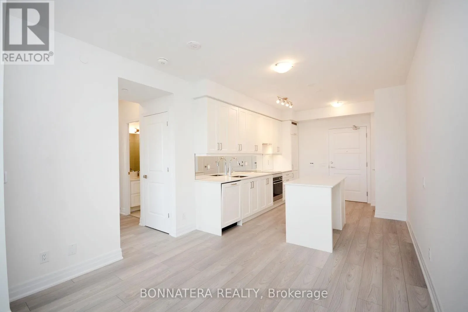 809 - 36 ELM DRIVE W
