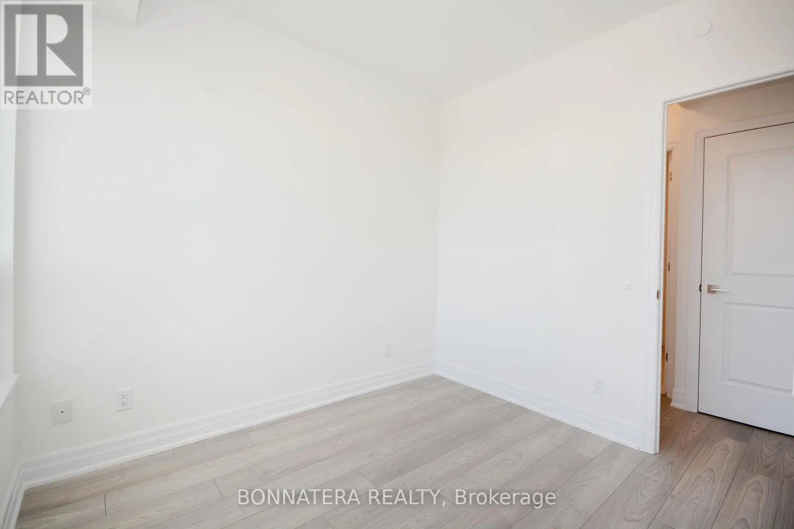 809 - 36 ELM DRIVE W