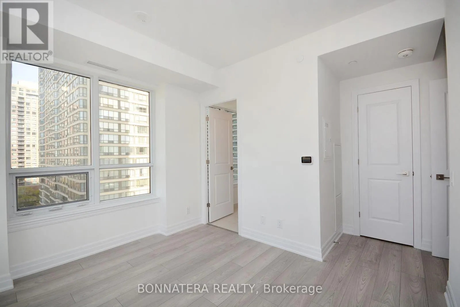 809 - 36 ELM DRIVE W