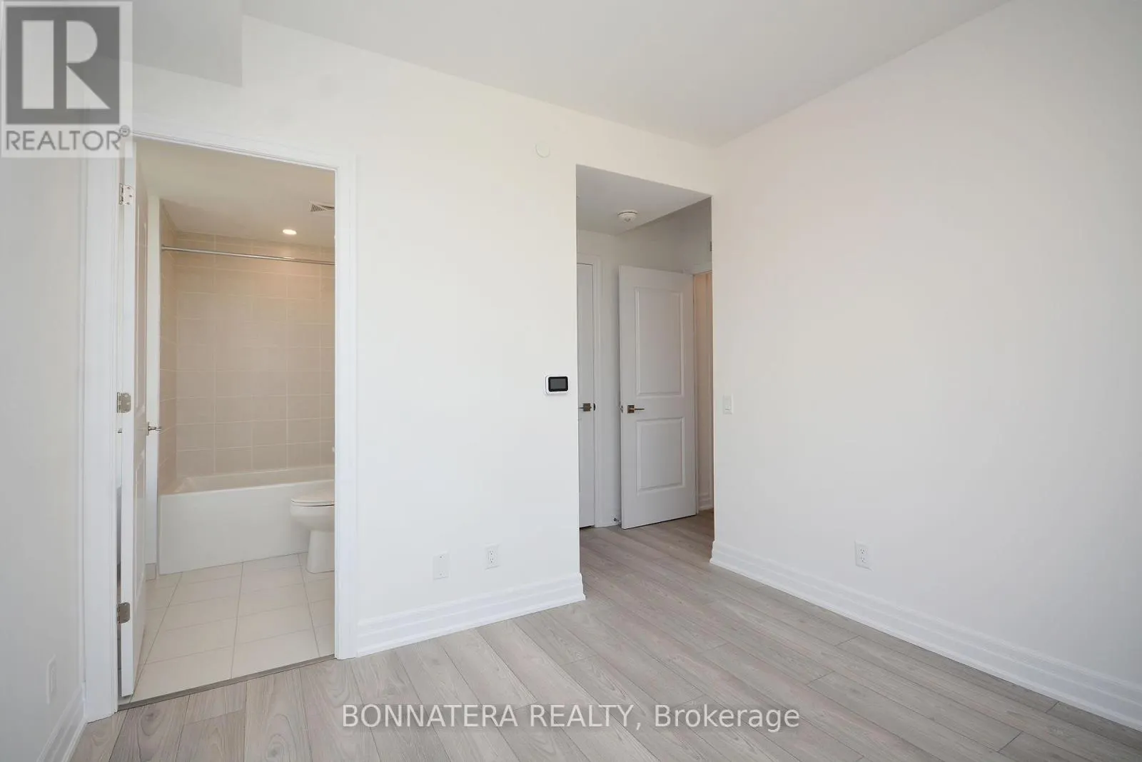 809 - 36 ELM DRIVE W