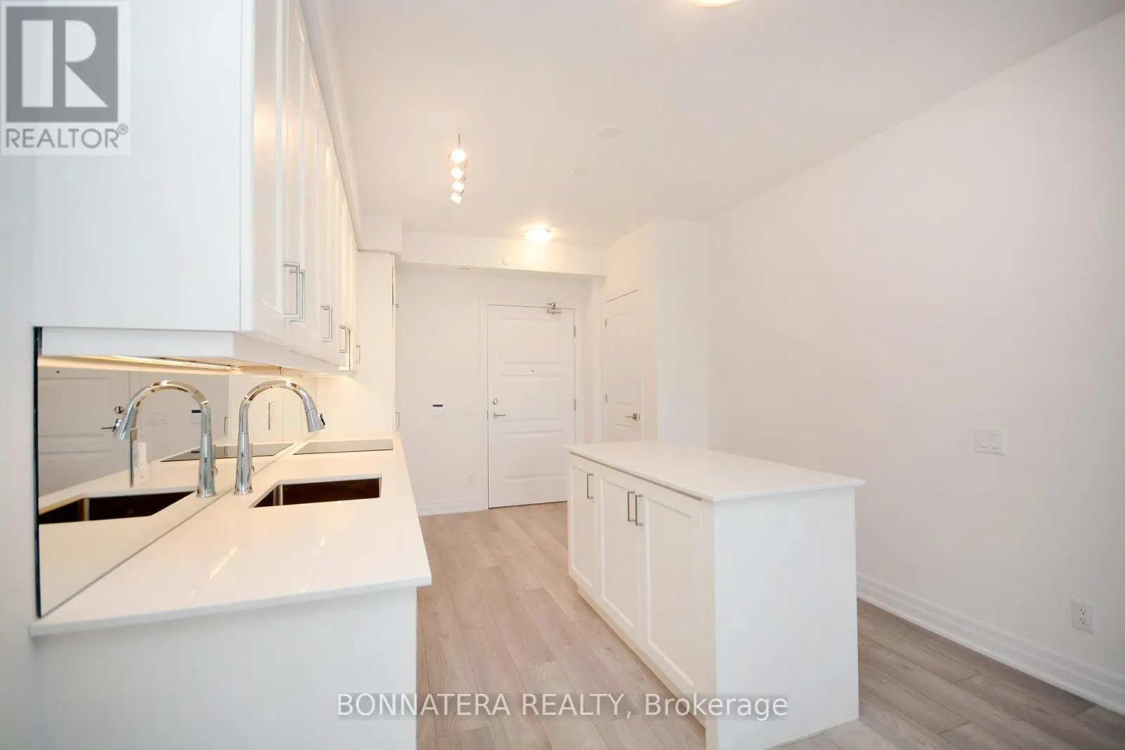 809 - 36 ELM DRIVE W