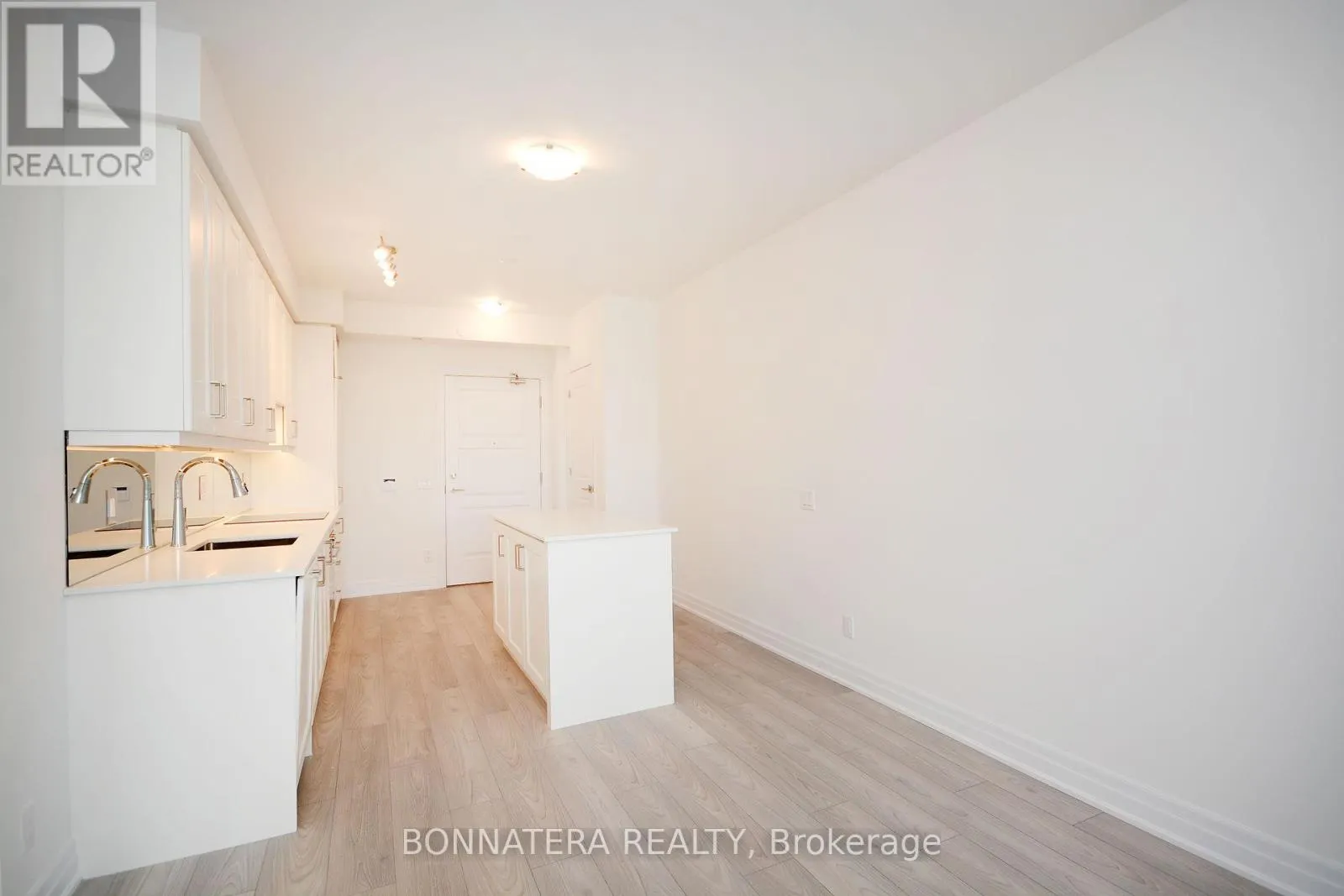 809 - 36 ELM DRIVE W