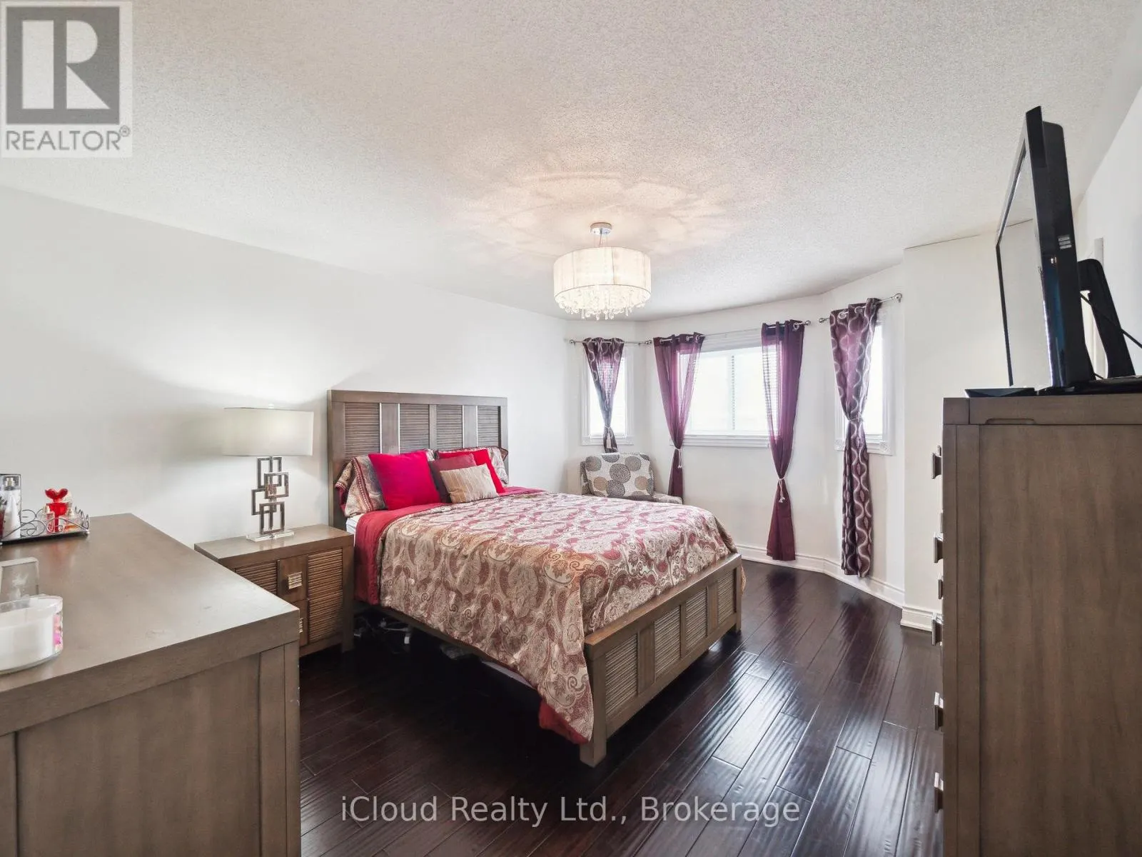 424 JAY CRESCENT