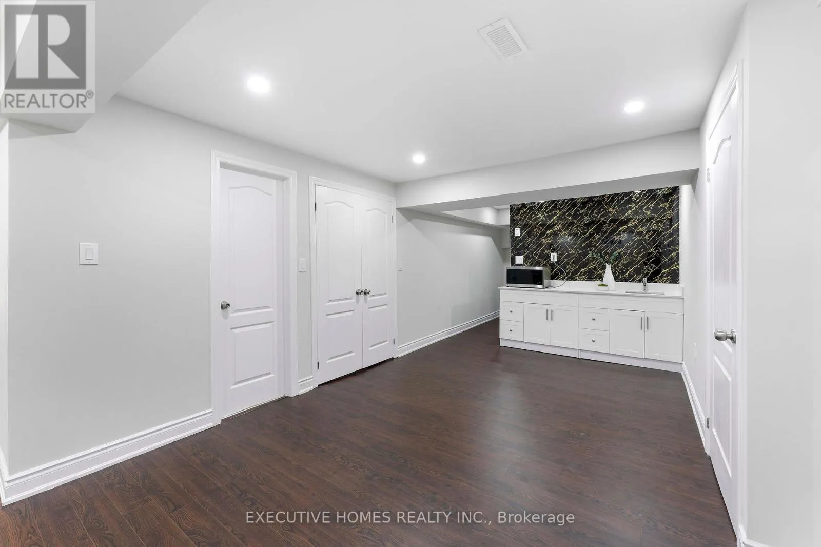 1496 FARMSTEAD DRIVE