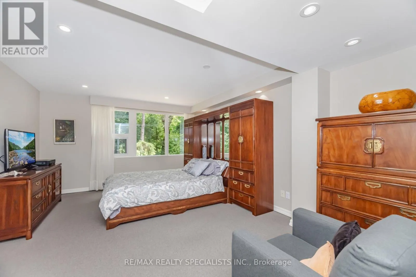 251 DICKSON PARK CRESCENT