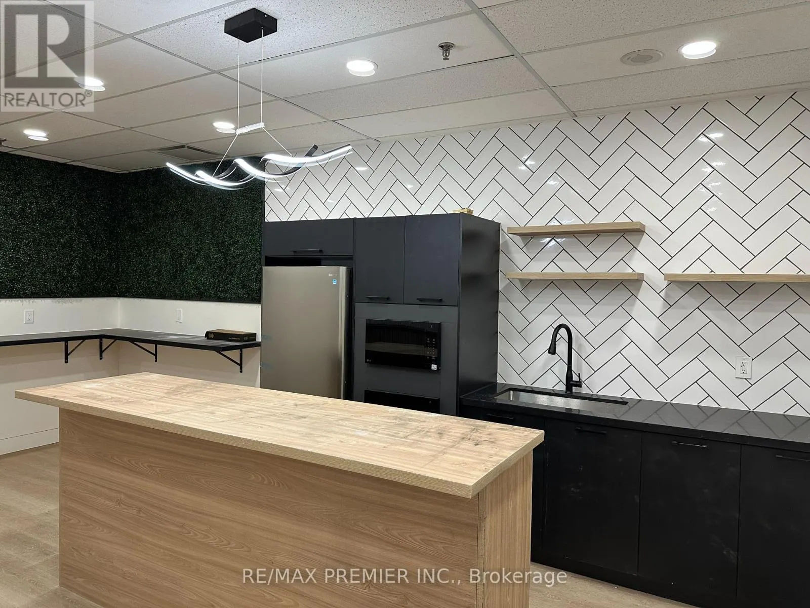 200-31 - 350 BURNHAMTHORPE ROAD W