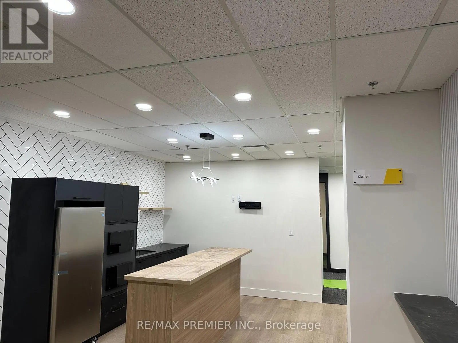 200-33 - 350 BURNHAMTHORPE ROAD W