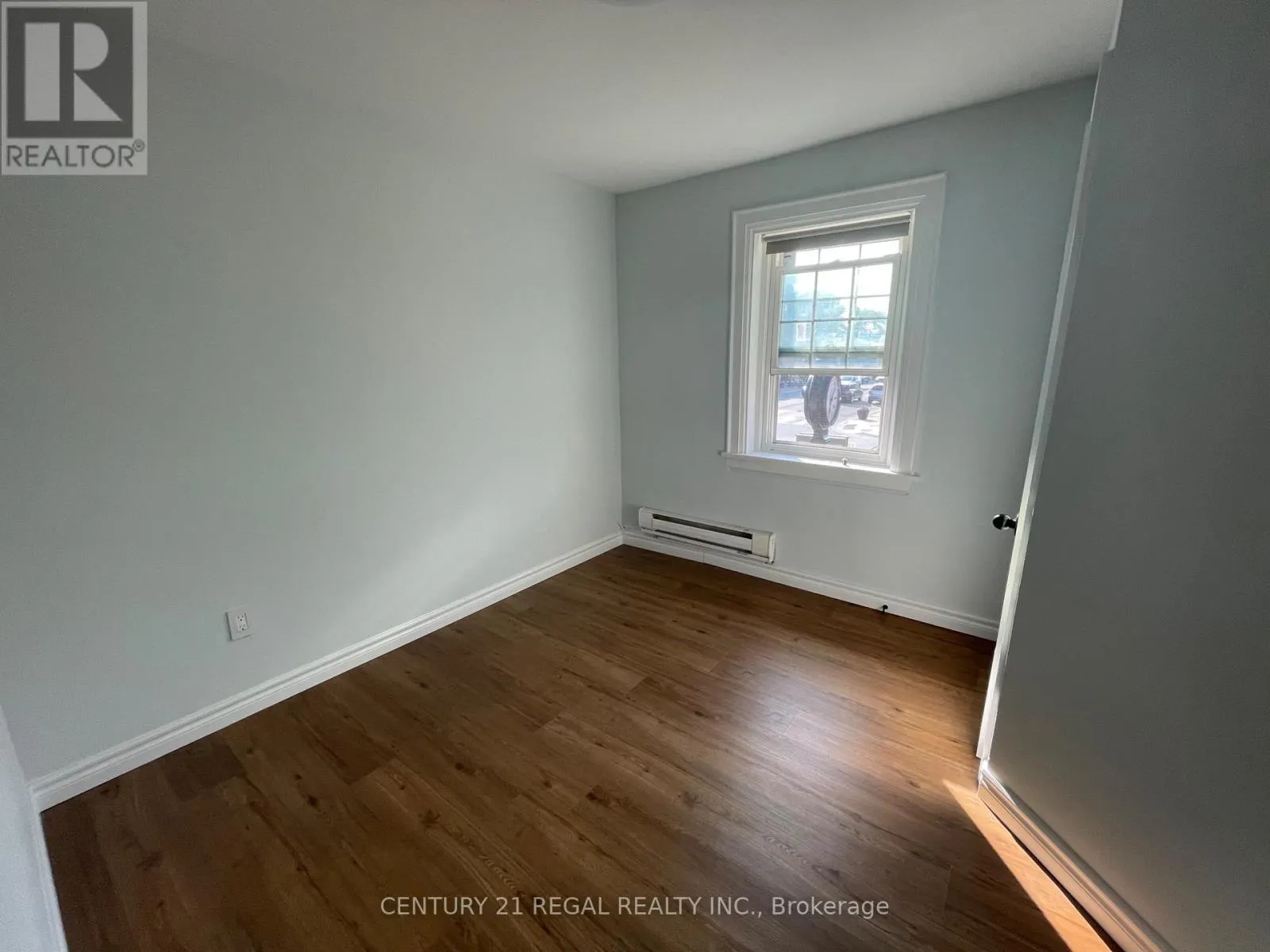 215 B QUEEN STREET S
