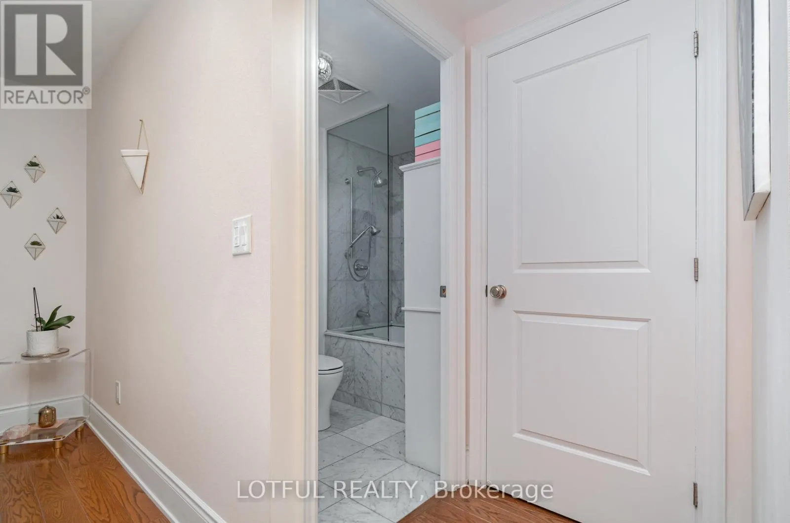 711 - 3500 LAKESHORE ROAD W