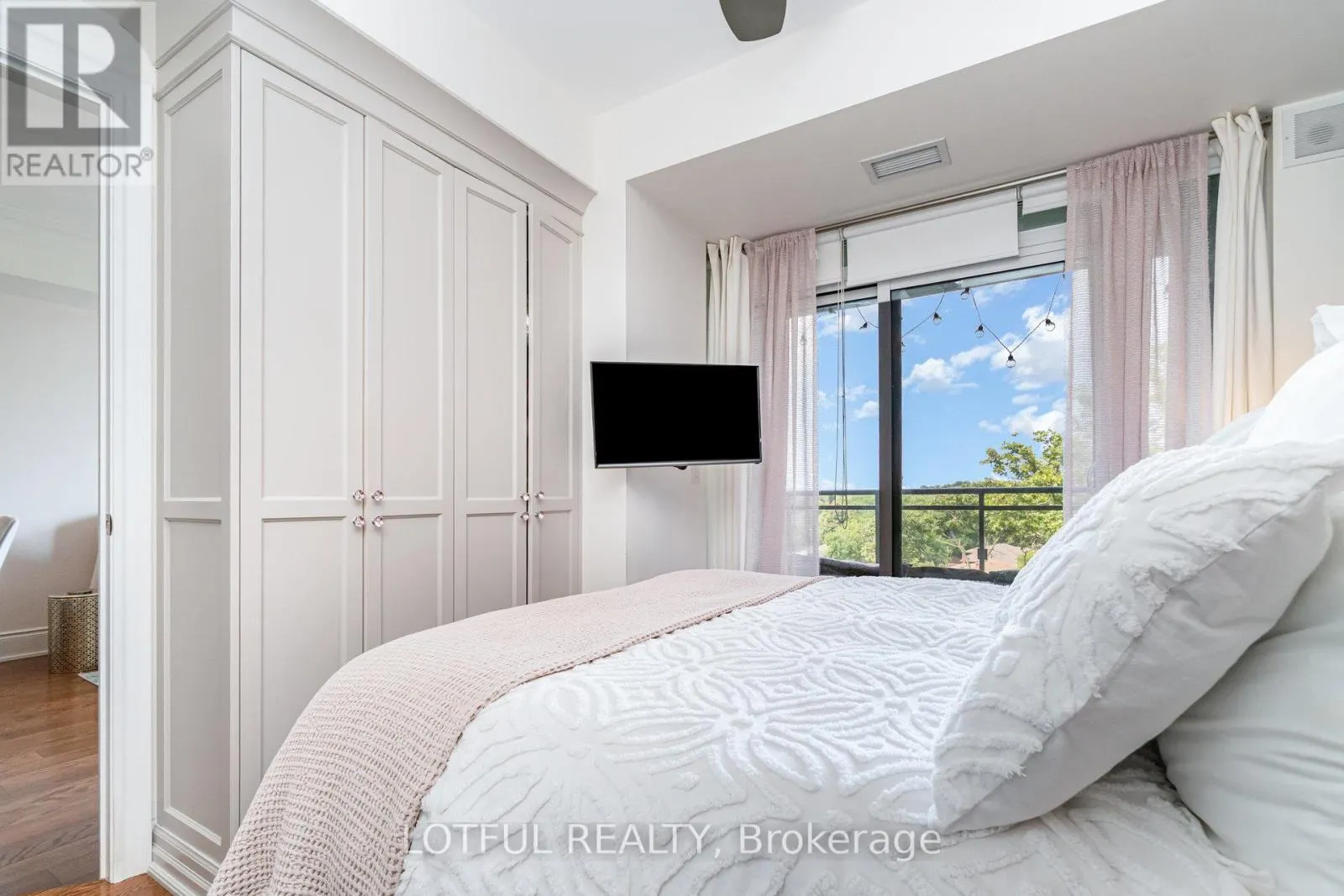 711 - 3500 LAKESHORE ROAD W