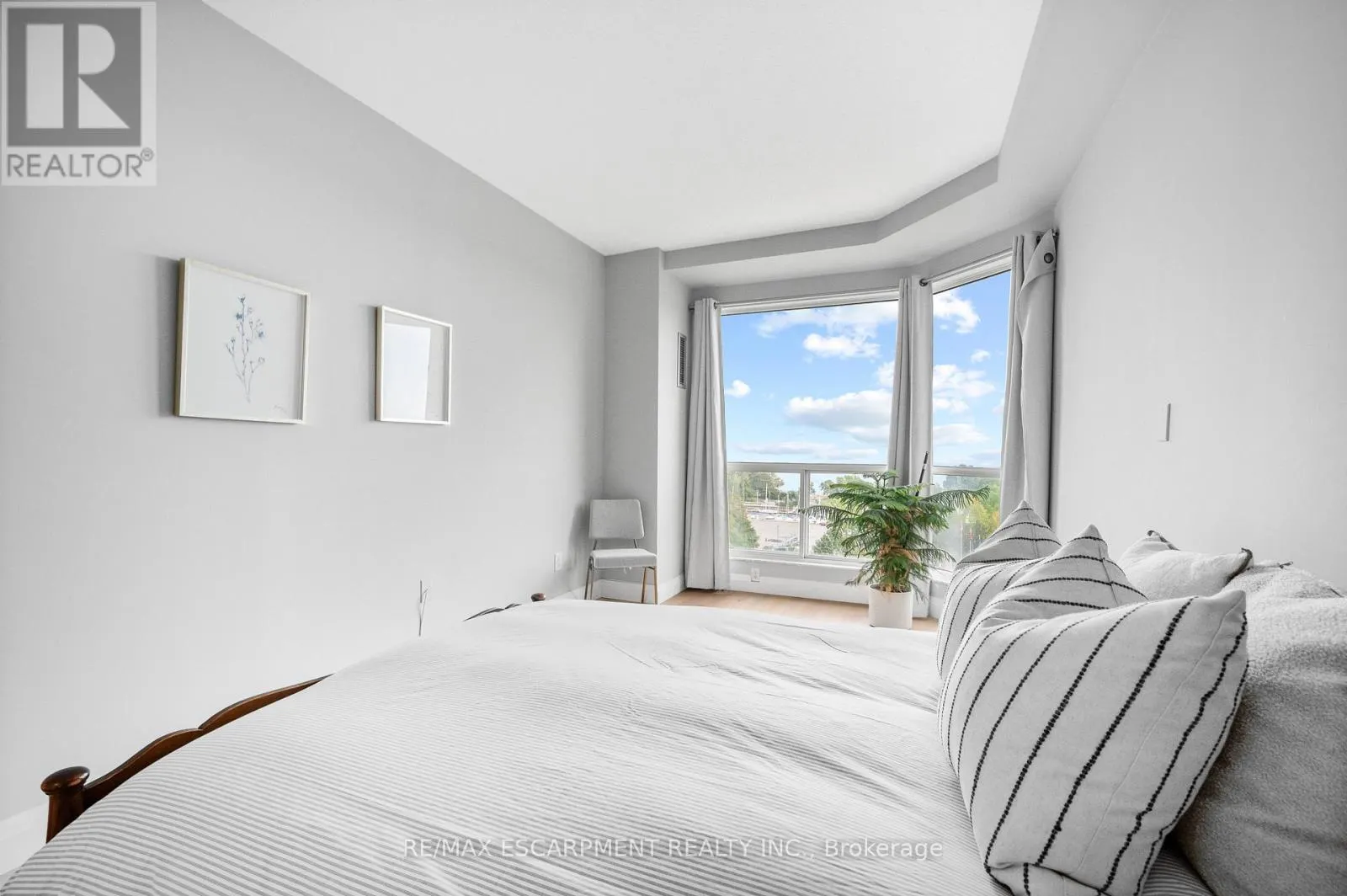 805 - 2511 LAKESHORE ROAD W