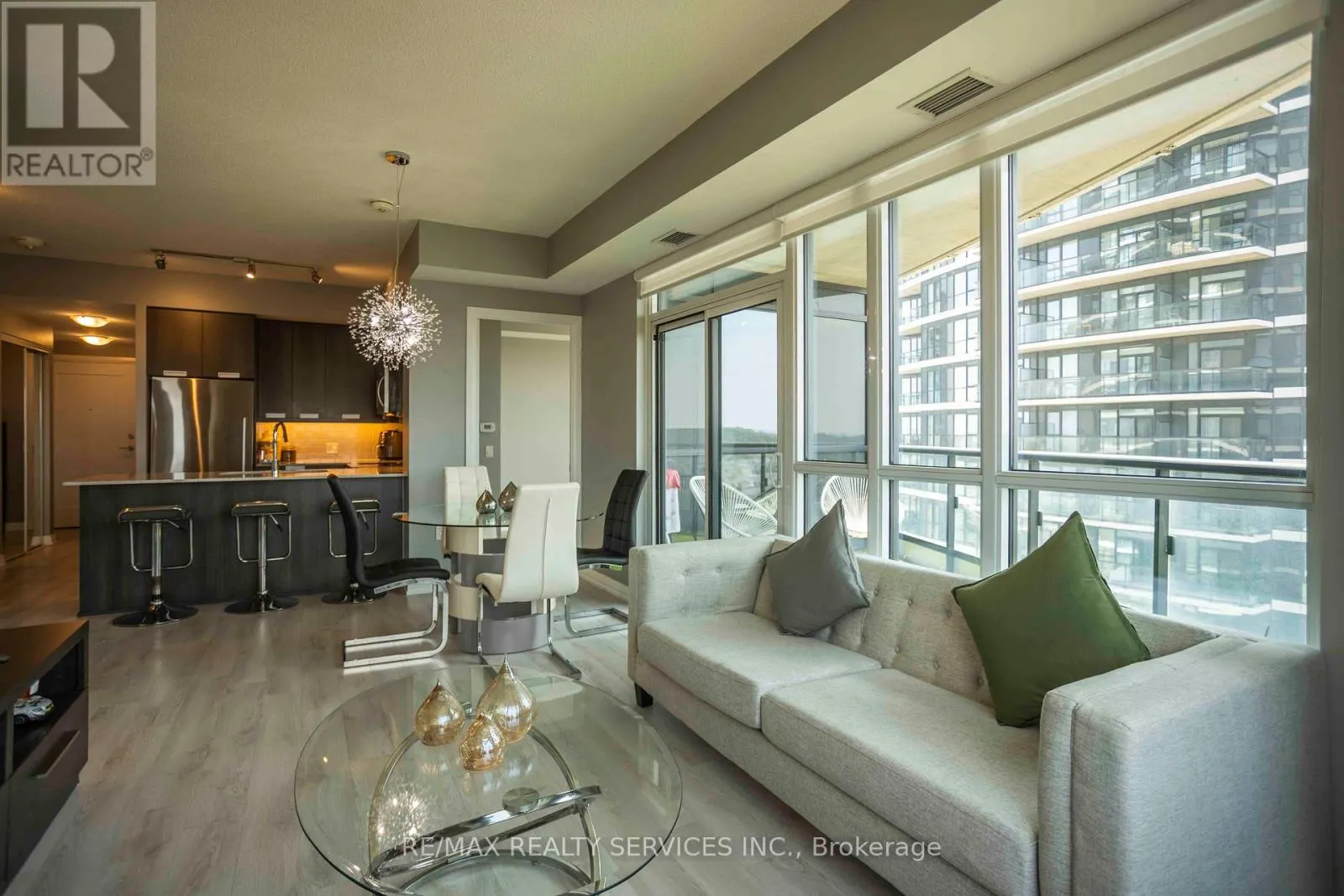 918 - 35 WATERGARDEN DRIVE W