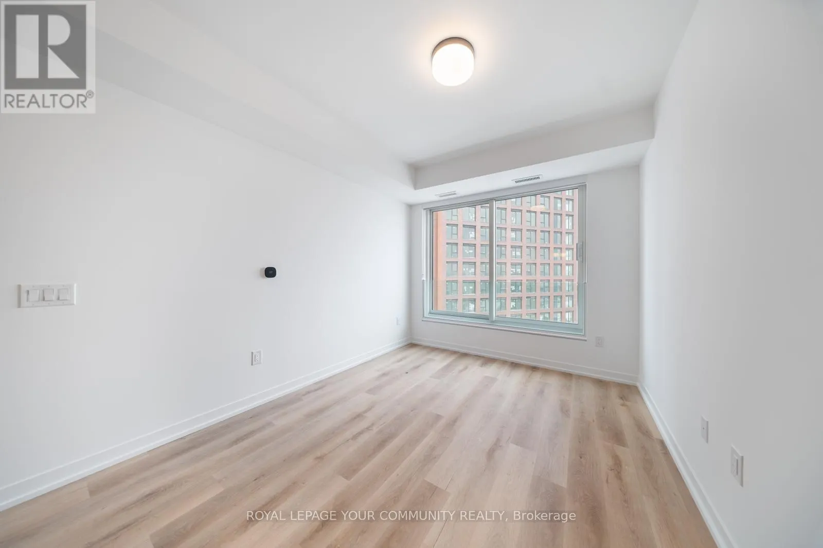 711 - 5 YORK GARDEN WAY