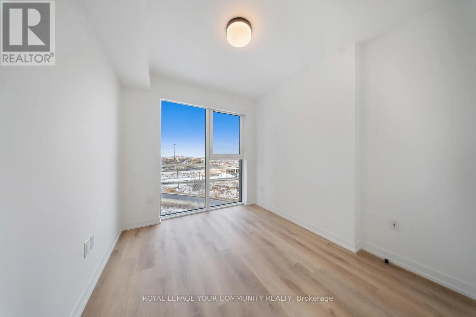 711 - 5 YORK GARDEN WAY