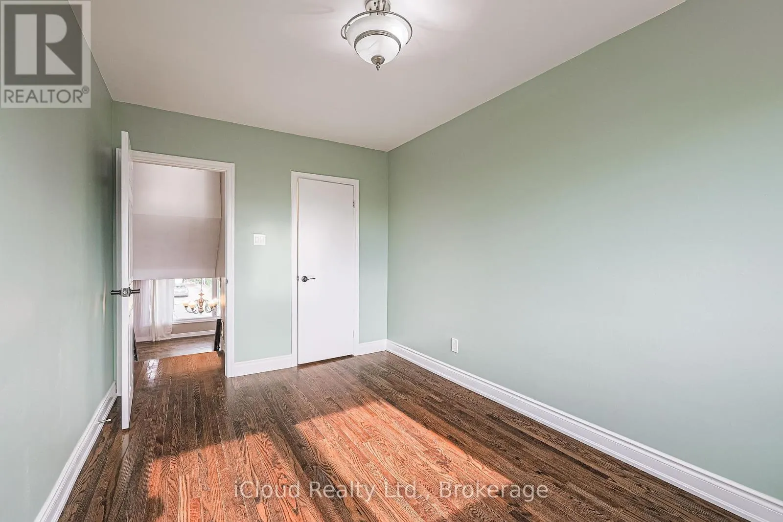 52 DELLBROOK CRESCENT
