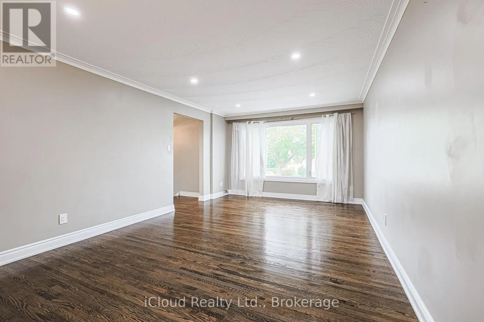 52 DELLBROOK CRESCENT