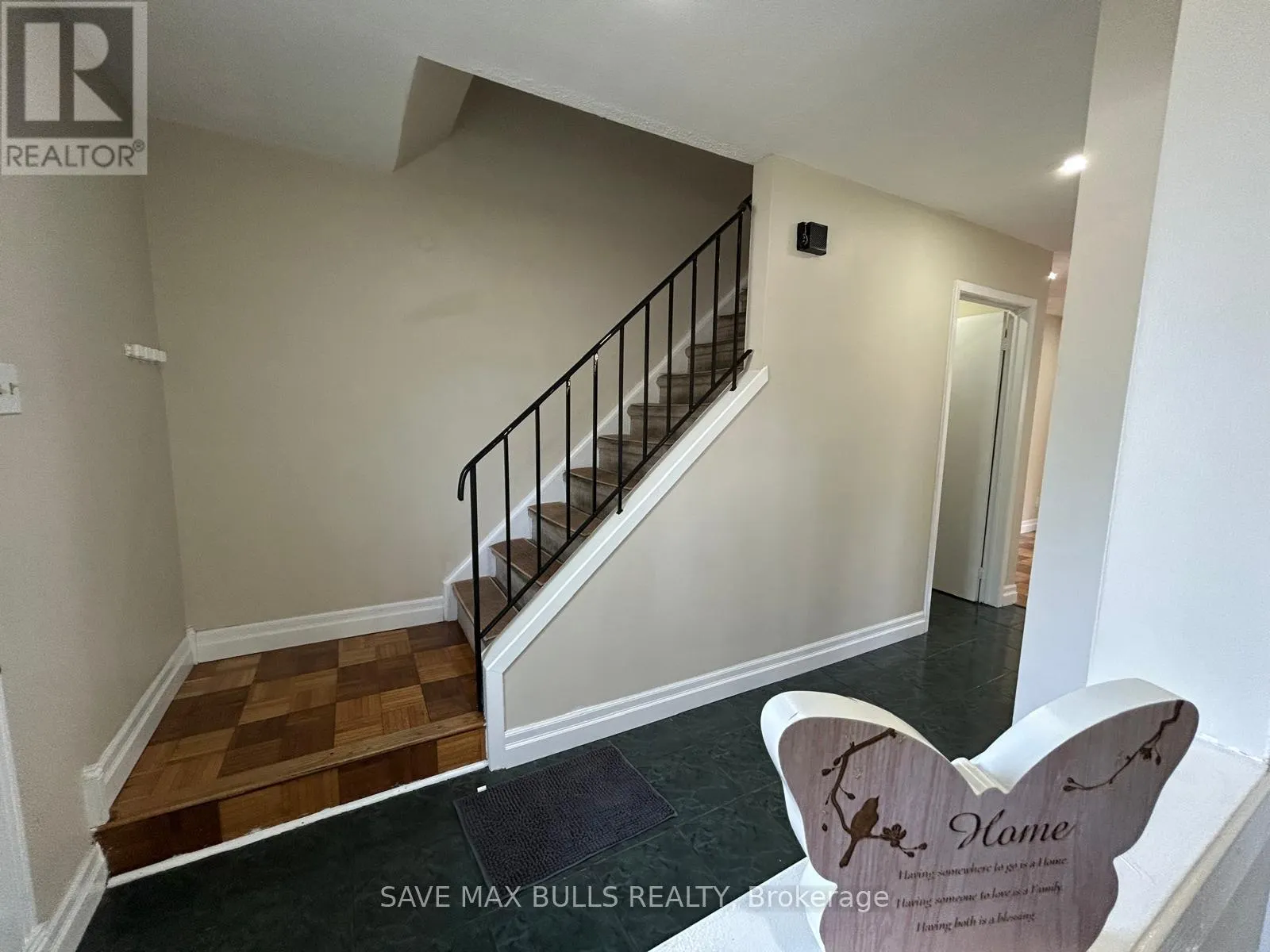 99 - 81 HANSEN ROAD N