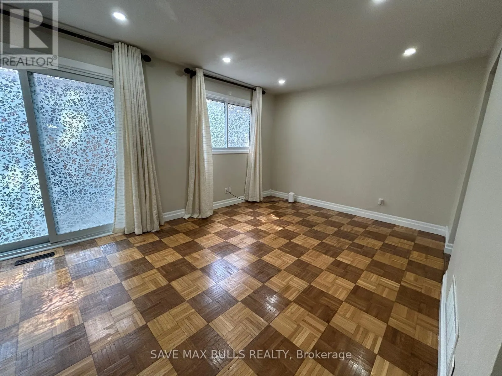 99 - 81 HANSEN ROAD N