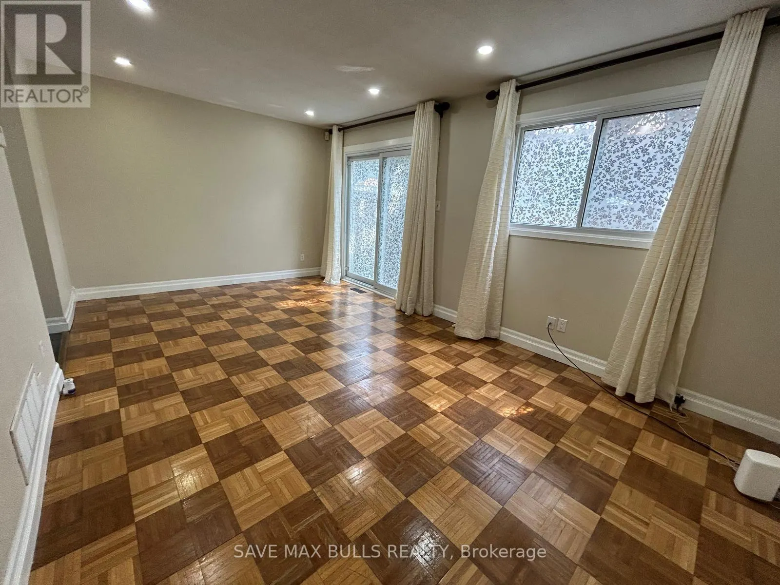 99 - 81 HANSEN ROAD N