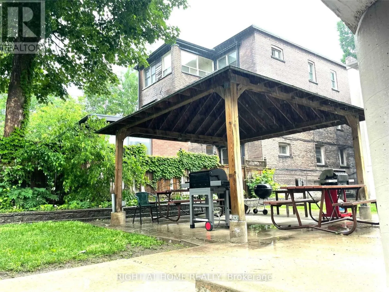 18 - 120 COWAN AVENUE