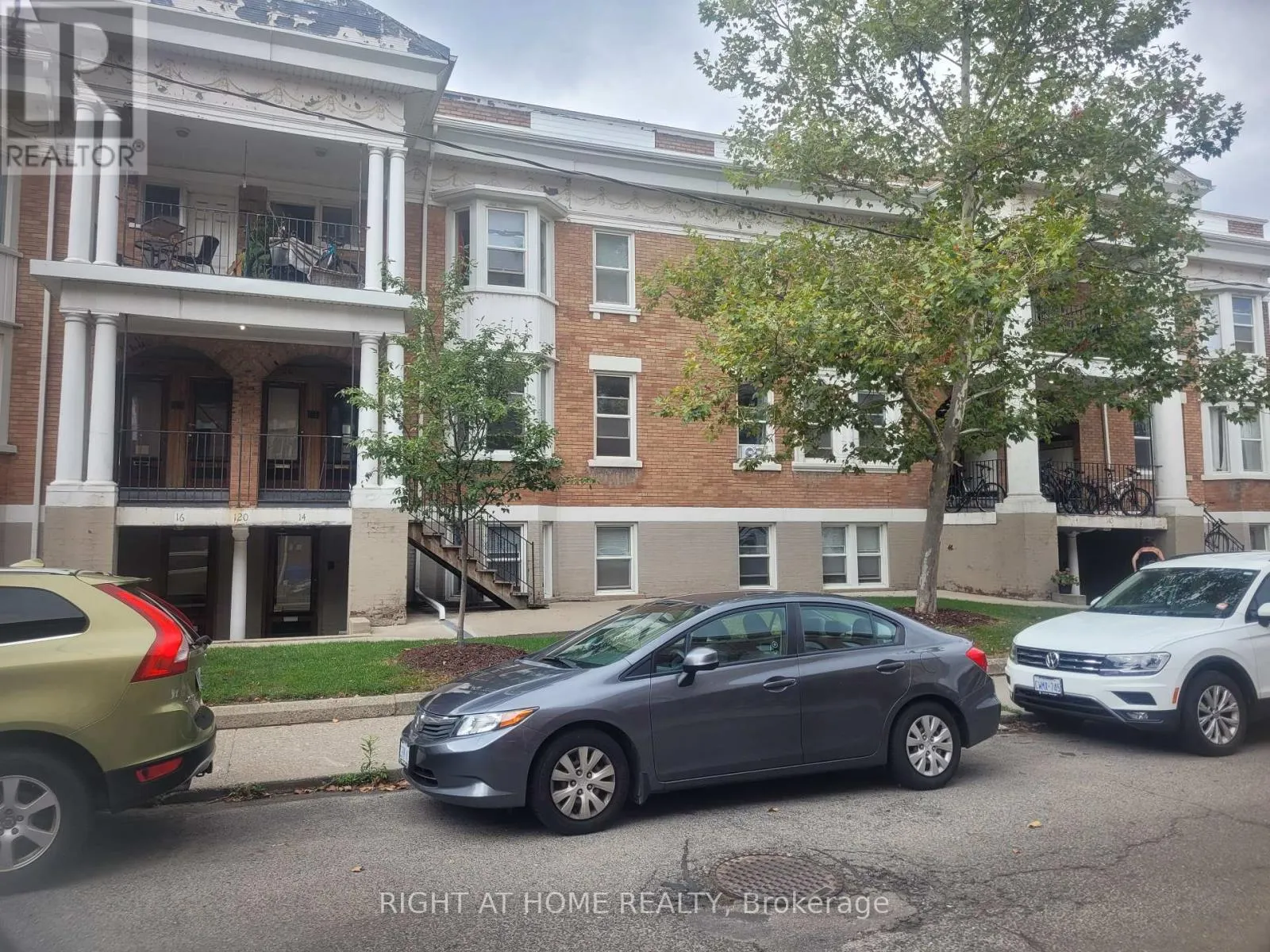 18 - 120 COWAN AVENUE