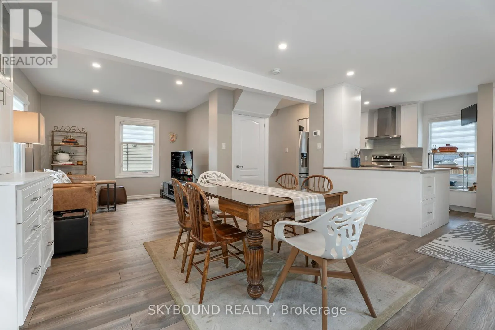 790 THE QUEENSWAY