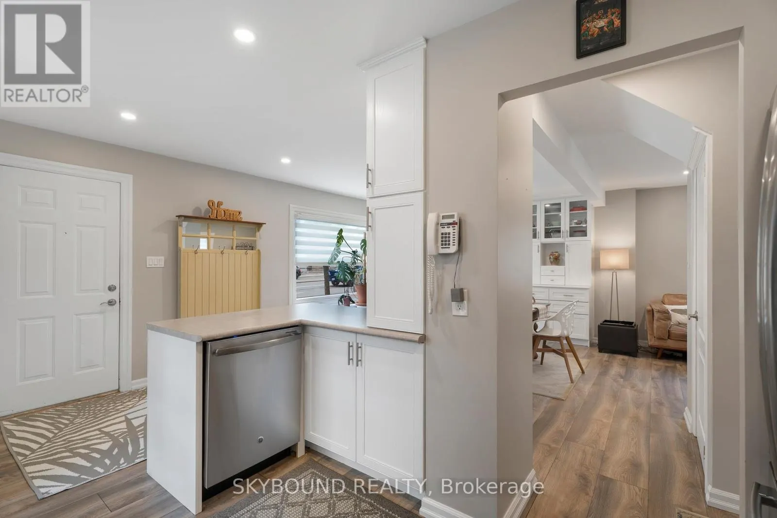 790 THE QUEENSWAY